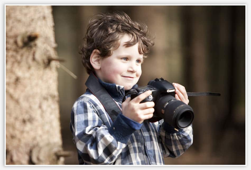 Jeugdige portretfotograaf bij het Sparrenrijk in Boxtel