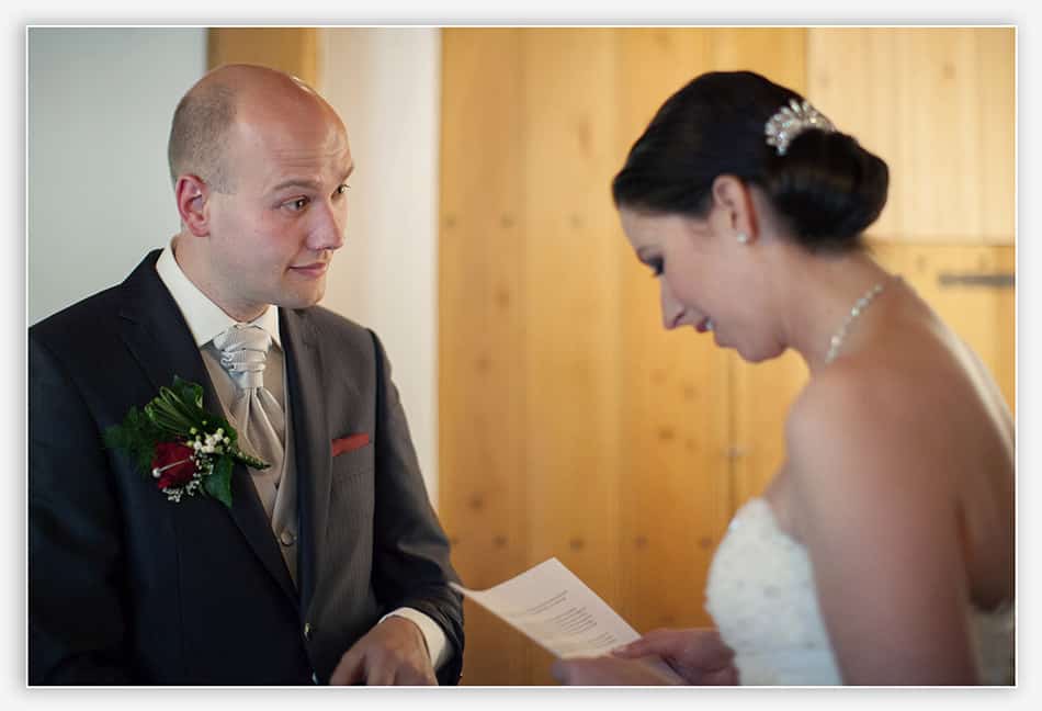 Bruidigom word emotioneel bij het lezen van de trouwbelofte