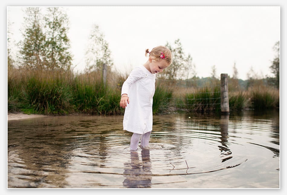 Meisje speelt in het meer