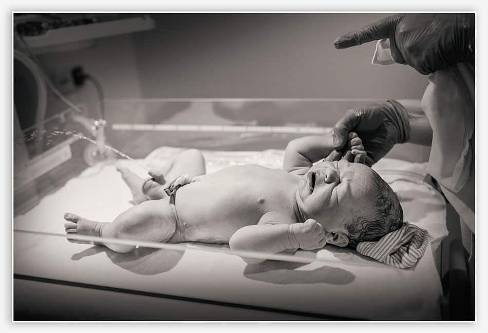 Pasgeboren baby in de verloskamer