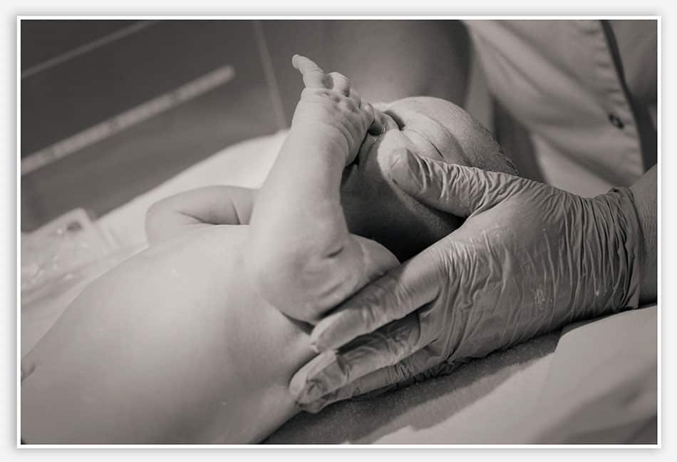 Pasgeboren baby met duim in de mond