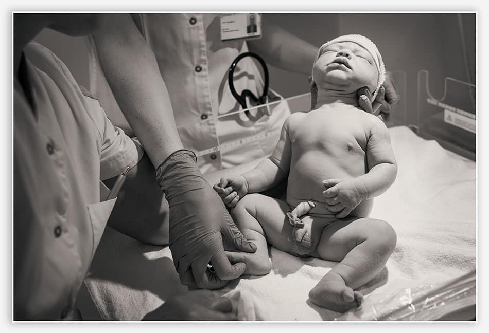 Onderzoek pasgeboren baby door de verloskundige