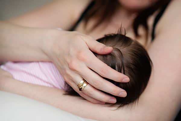 Soulmates Images_Familiefotografie_07_moeder houd baby in haar arm