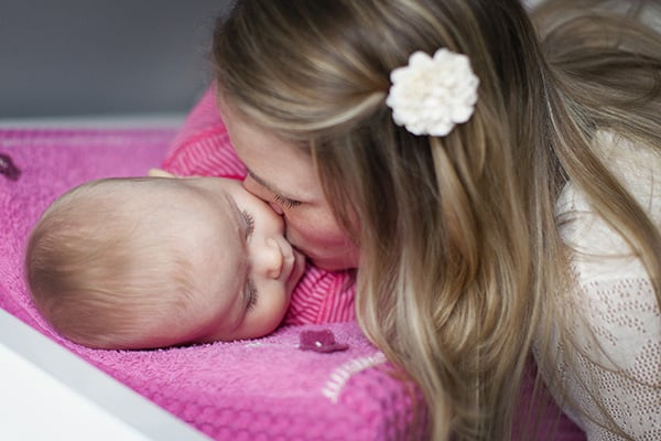 Soulmates Images_Familiefotografie_12_moeder kust haar baby wakker