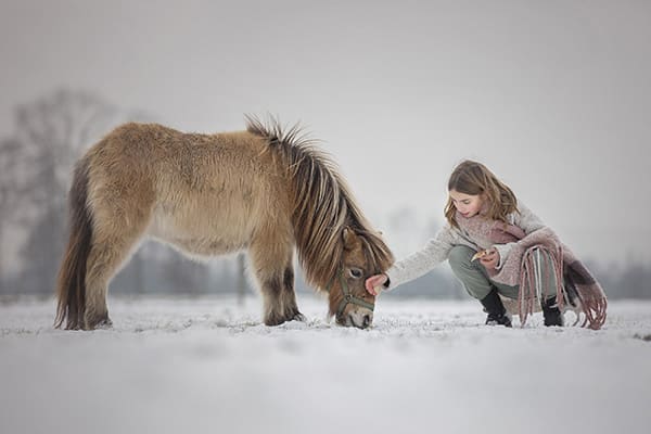 Soulmates Images_Kinderfotografie_02_meisje met paard in de sneeuw