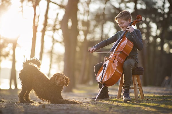 Soulmates Images_Kinderfotografie_07_jongen met hond en cello