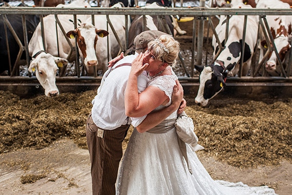 Trouwfotografie_Soulmates Images_12_bruidspaar in koeienstal