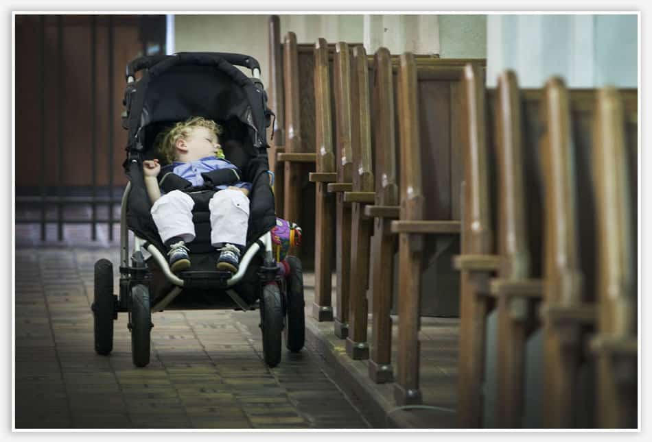 Kind slaapt tijdens de bruiloft in de kerk van Sint-Oedenrode