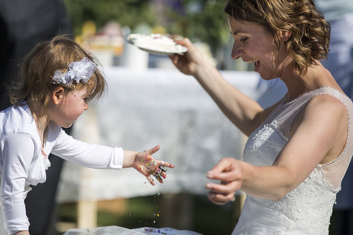 Bruidsmeisje strooit glitter op de jurk bij bruiloft in Vinkel