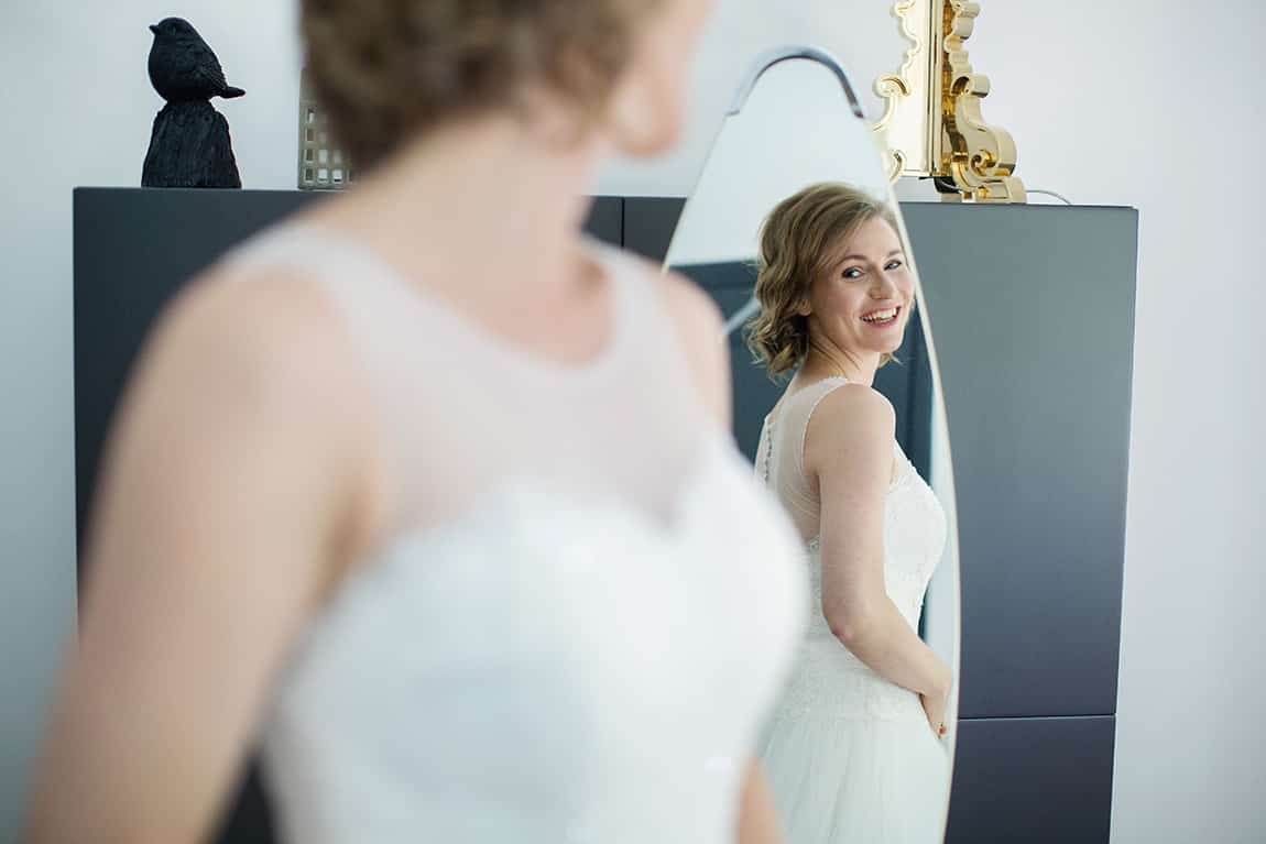 Bruid bekijkt zich in de spiegel