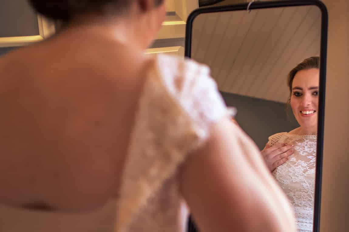 Bruid bekijkt zichzelf in de spiegel